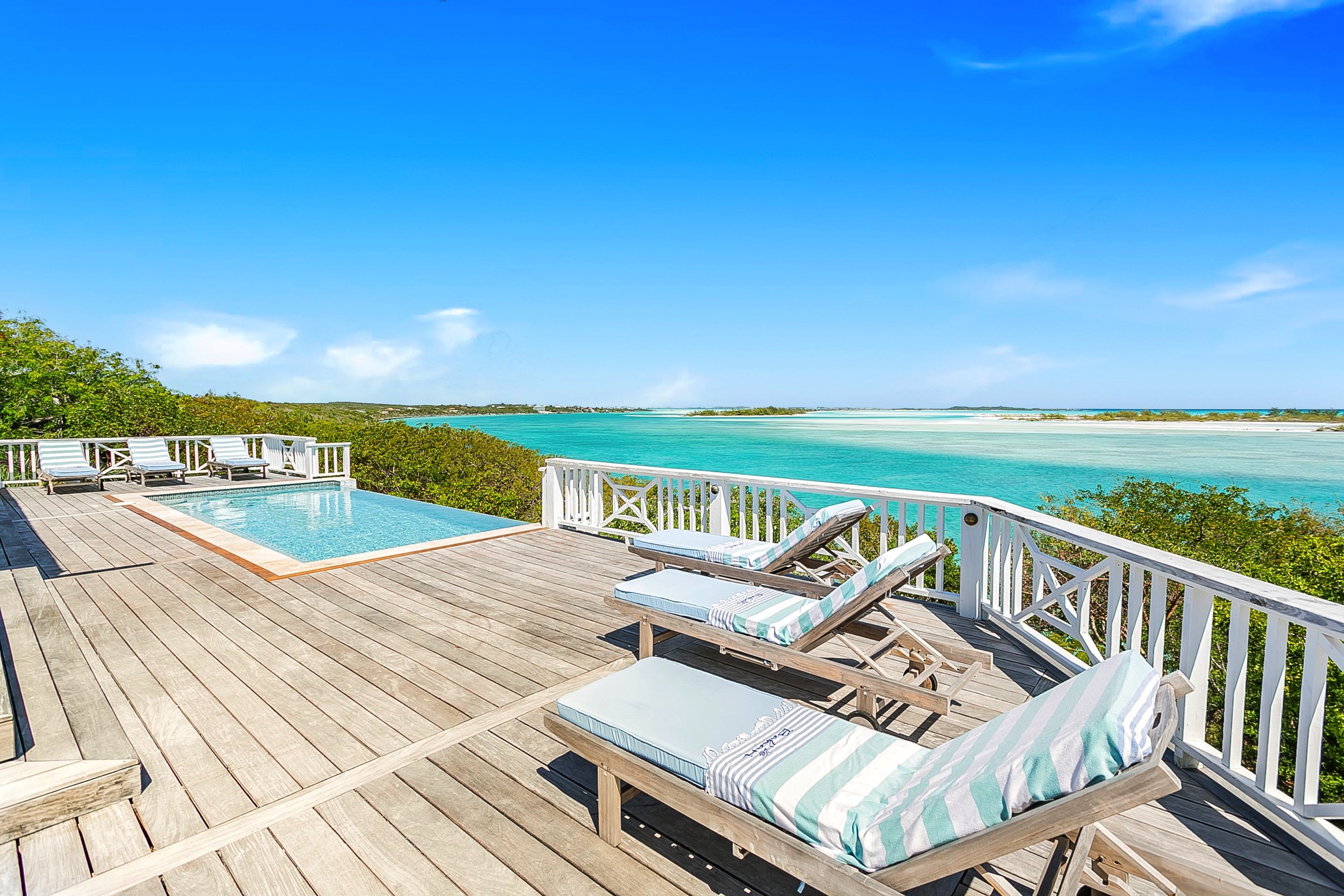 Sunchairs Infinitypool Bahari house Great Exuma Bahamas